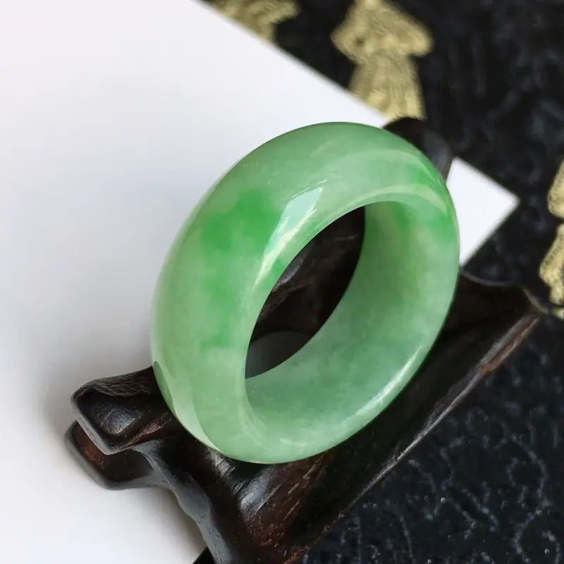 缅甸翡翠A货老坑飘绿指环，内径18.2-8.7-3.8mm
