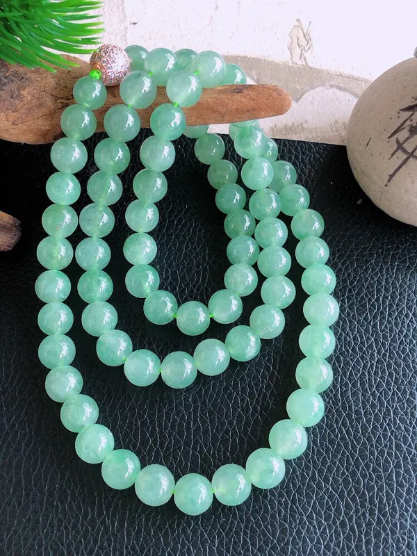 天然缅甸老坑翡翠A货浅绿圆珠子项链，料子细腻柔洁，尺寸珠子直径8.5mm，珠子总数76颗，重量93.14g。编号