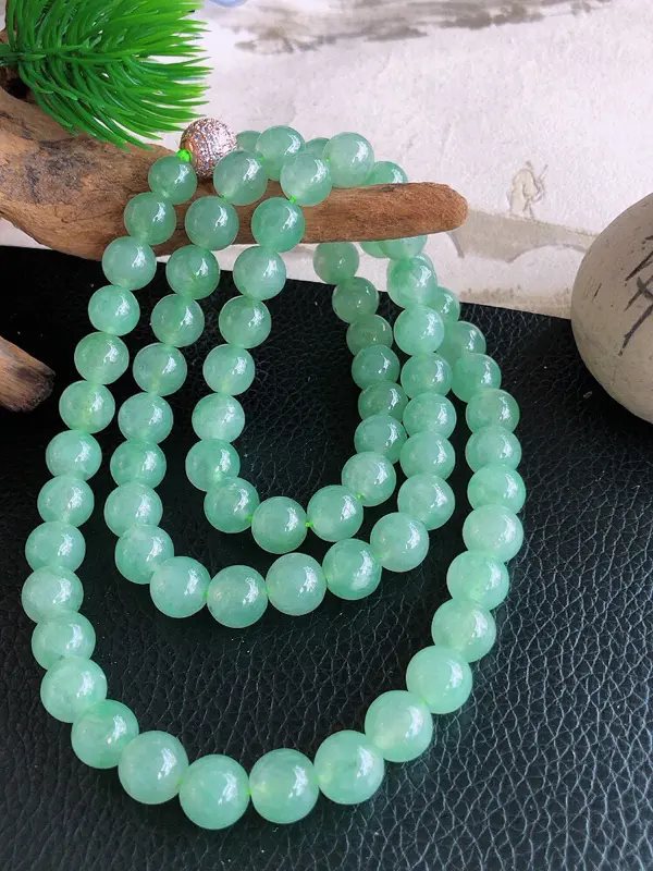 天然缅甸老坑翡翠A货浅绿圆珠子项链，料子细腻柔洁，尺寸珠子直径8.5mm，珠子总数76颗，重量93.14g。编号
