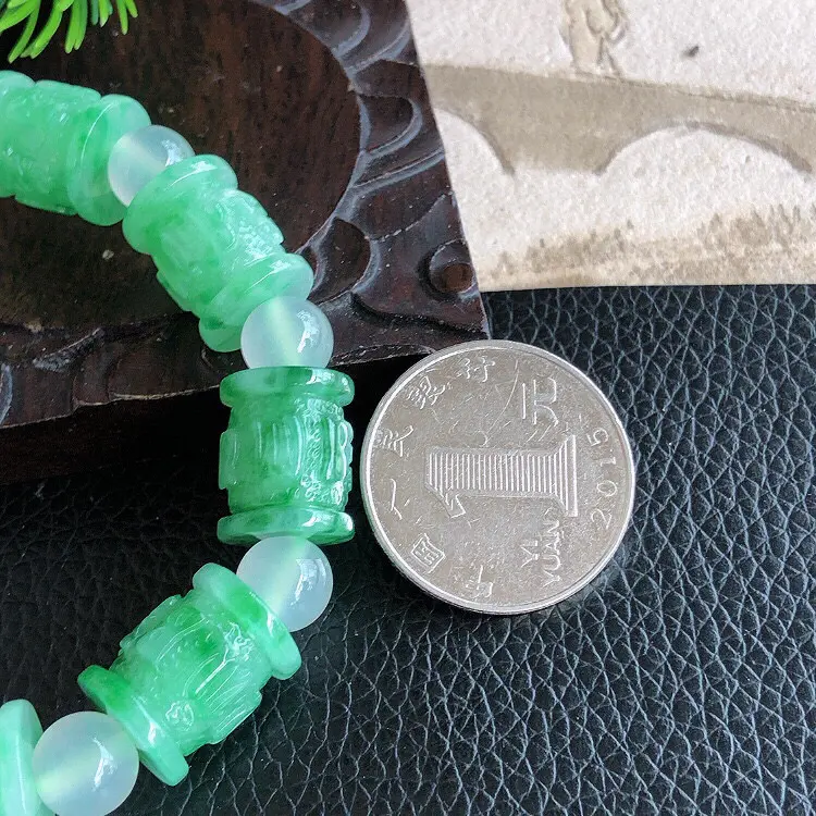 天然缅甸老坑翡翠A货飘绿浮雕手链，料子细腻柔洁，尺寸14/11mm，重量45.90g，隔珠为普通装饰珠