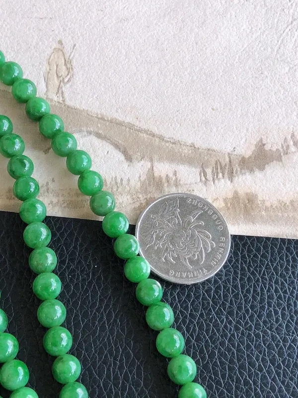 天然缅甸老坑翡翠A货满绿圆珠子项链，料子细腻柔洁，尺寸珠子直径6.5mm，珠子总数108颗，重量56.32g。顶珠为装饰珠