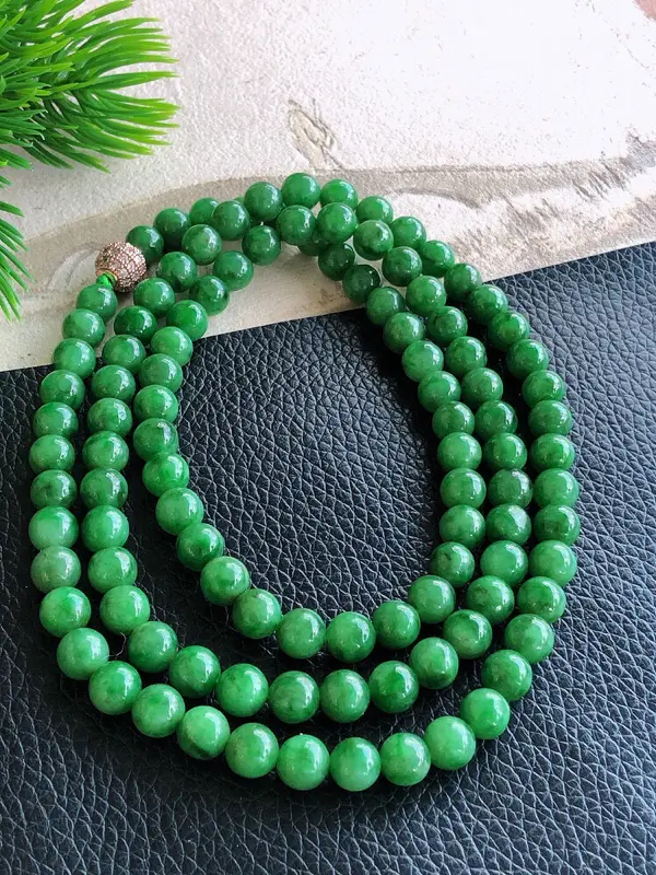 天然缅甸老坑翡翠A货满绿圆珠子项链，料子细腻柔洁，尺寸珠子直径6.5mm，珠子总数108颗，重量56.32g。顶珠为装饰珠