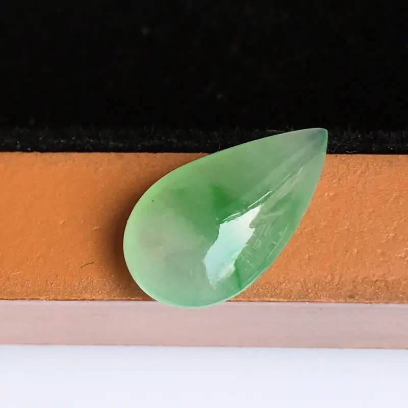 缅甸老坑翡翠A货飘绿水滴戒面，镶嵌效果好，尺寸14.4-8.1-4.5mm