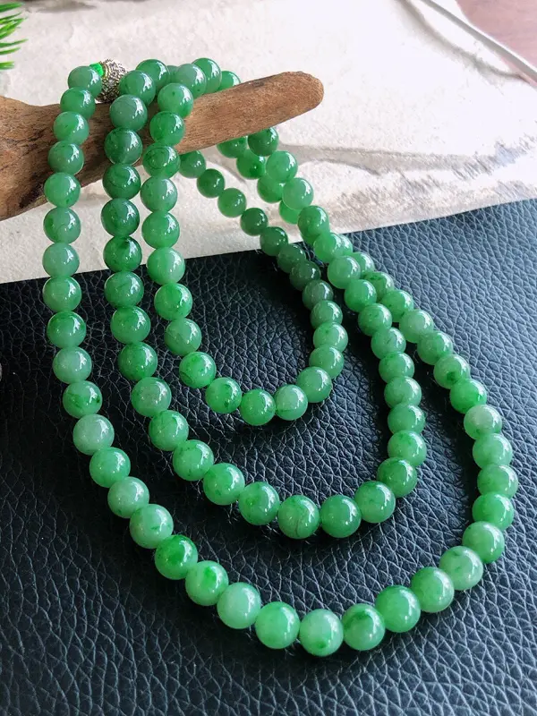 天然缅甸老坑翡翠A货满绿圆珠子手链，料子细腻柔洁，尺寸珠子取一6mm，总数110颗，重量47.55g。