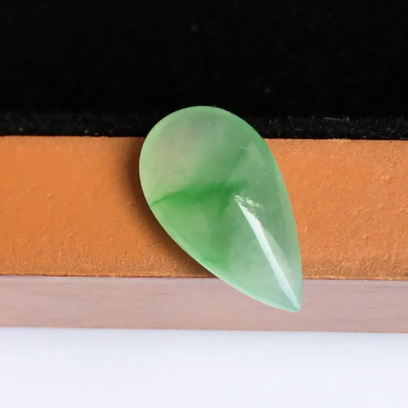 缅甸老坑翡翠A货飘绿水滴戒面，镶嵌效果好，尺寸14.4-8.1-4.5mm