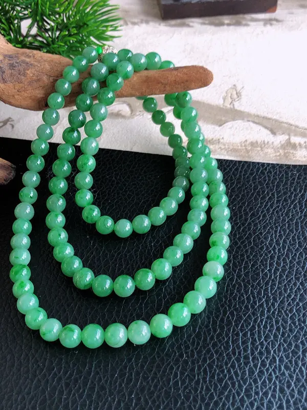 天然缅甸老坑翡翠A货满绿圆珠子手链，料子细腻柔洁，尺寸珠子取一6mm，总数110颗，重量47.55g。