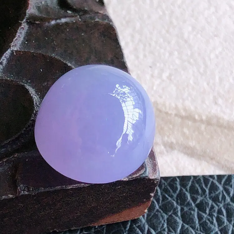 天然缅甸翡翠A货紫罗兰蛋面裸石，可镶嵌戒指，吊坠，锁骨链，料子细腻柔洁 ，尺寸14.5/13/9mm，重量2.84g。