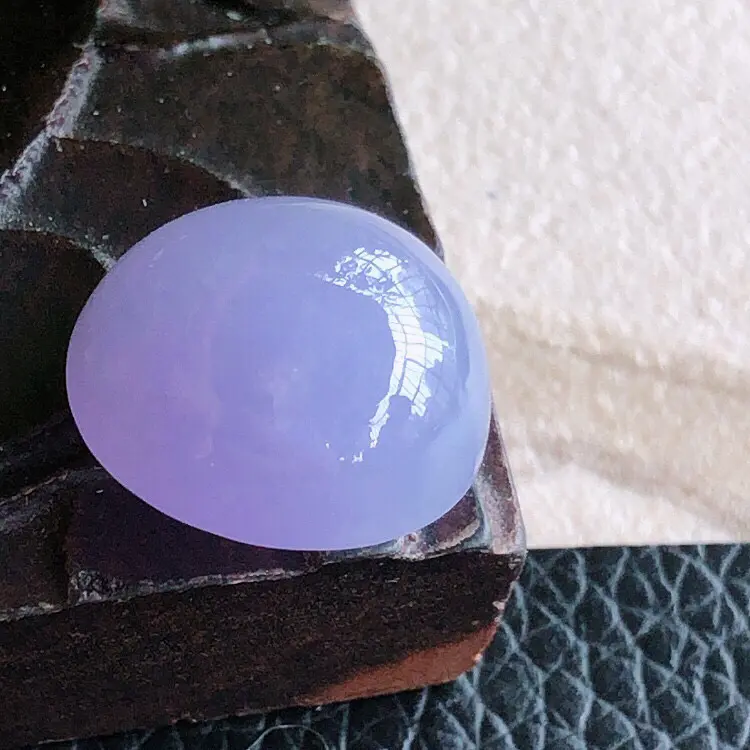 天然缅甸翡翠A货紫罗兰蛋面裸石，可镶嵌戒指，吊坠，锁骨链，料子细腻柔洁 ，尺寸14.5/13/9mm，重量2.84g。