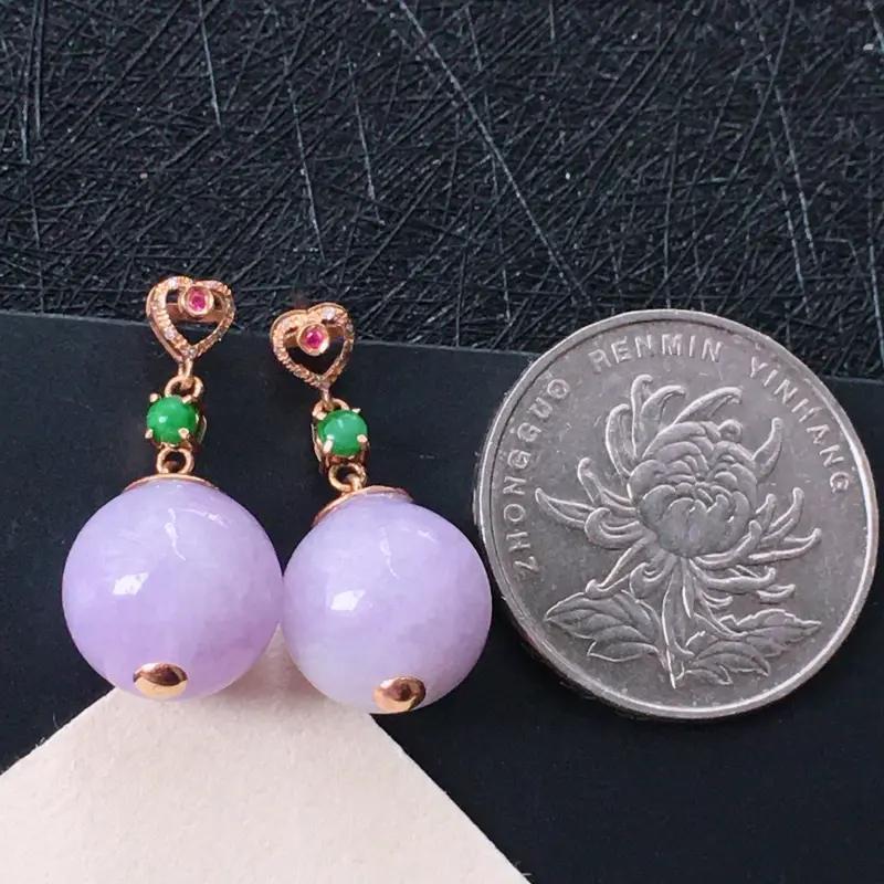 18K金伴钻镶嵌翡翠紫罗兰圆珠耳坠，种水好玉质细腻温润，颜色漂亮。耳坠长：23.8mm