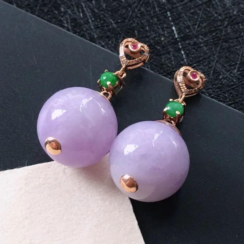 18K金伴钻镶嵌翡翠紫罗兰圆珠耳坠，种水好玉质细腻温润，颜色漂亮。耳坠长：23.8mm