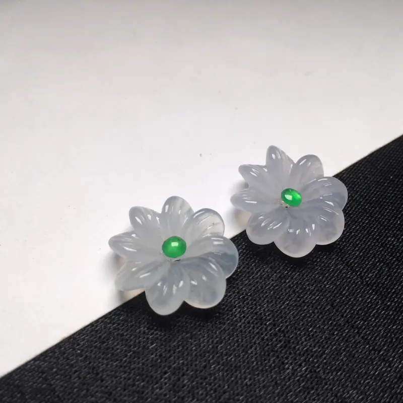 一对冰种花朵，可镶嵌耳钉或耳坠，送两颗满绿小蛋面，祼石尺寸：15*5mm，14.8*5mm。（下单前请先咨询）