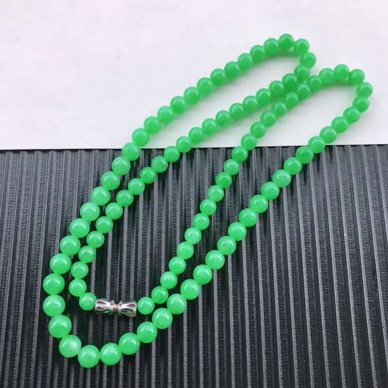 天然翡翠A货细糯种满绿精美圆珠项链，尺寸5.8mm，玉质细腻，种水好 上身效果漂亮