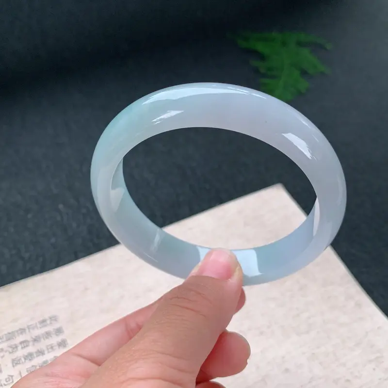 正圈56-57，天然翡翠手镯，正圈玉手镯，浅底色，玉质润，品相清爽优雅，无纹裂，尺寸圈口56.5/13.5/7.2，091546