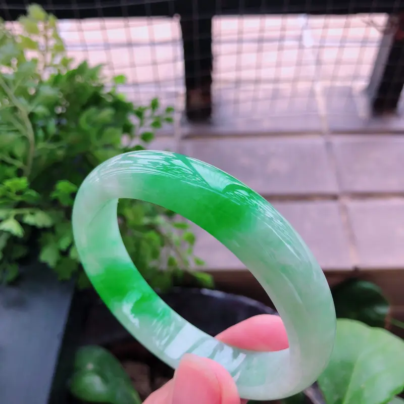 09/16飘绿翡翠正圈手镯
【商品尺寸】内径：56.1mm 宽: 13.1mm 厚: 7mm