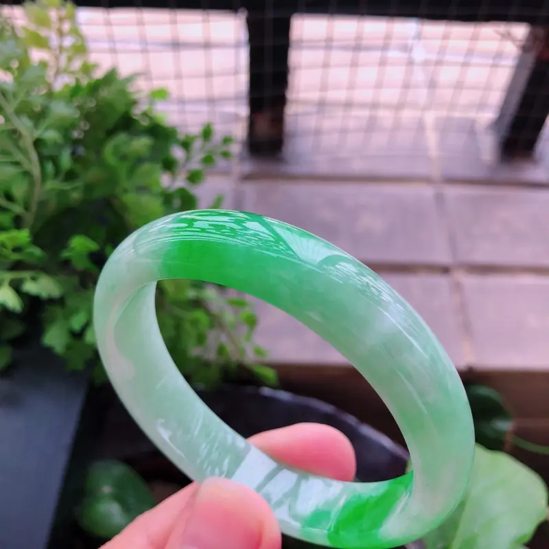 09/16飘绿翡翠正圈手镯
【商品尺寸】内径：56.1mm 宽: 13.1mm 厚: 7mm
