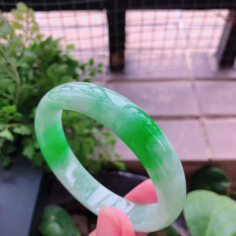 09/16飘绿翡翠正圈手镯
【商品尺寸】内径：56.1mm 宽: 13.1mm 厚: 7mm
