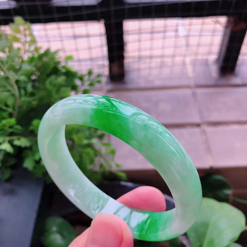 09/16飘绿翡翠正圈手镯
【商品尺寸】内径：56.1mm 宽: 13.1mm 厚: 7mm