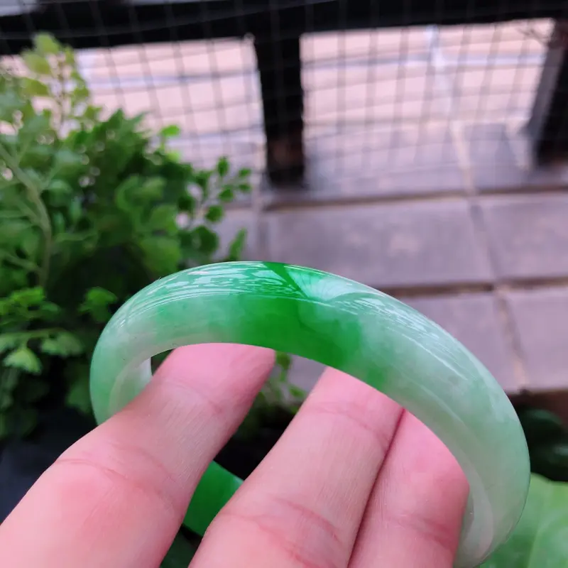 09/16飘绿翡翠正圈手镯
【商品尺寸】内径：56.1mm 宽: 13.1mm 厚: 7mm