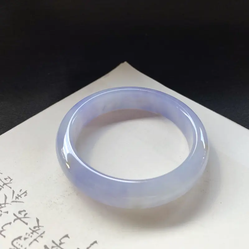 尺寸51.6*12*7.5 糯种茄紫罗兰平安镯，玉质水润纯净，紫罗兰妩媚迷人魅力，让人心旷神怡！
