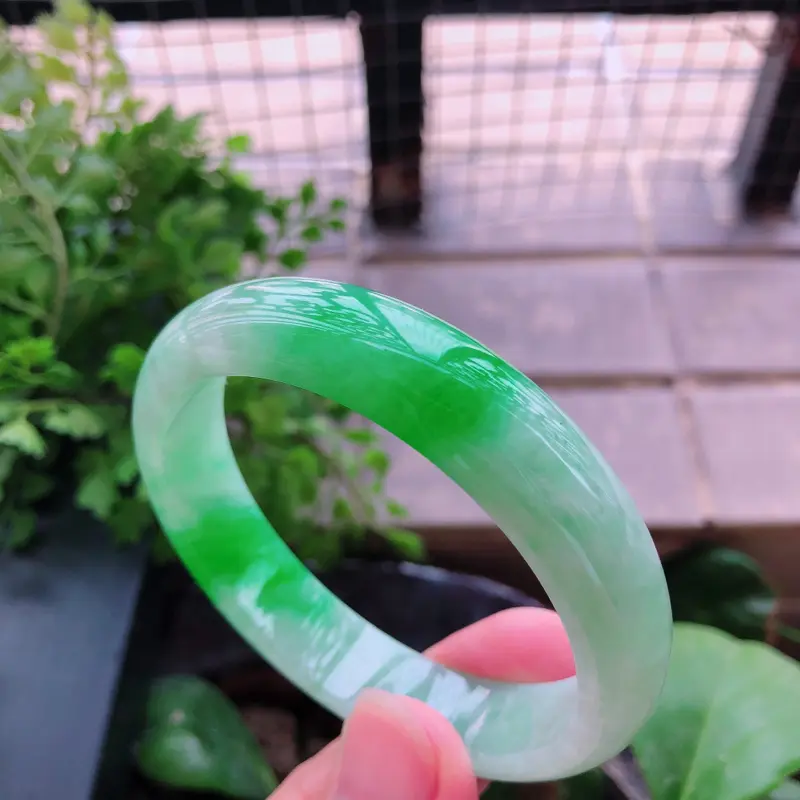 09/16飘绿翡翠正圈手镯
【商品尺寸】内径：56.1mm 宽: 13.1mm 厚: 7mm