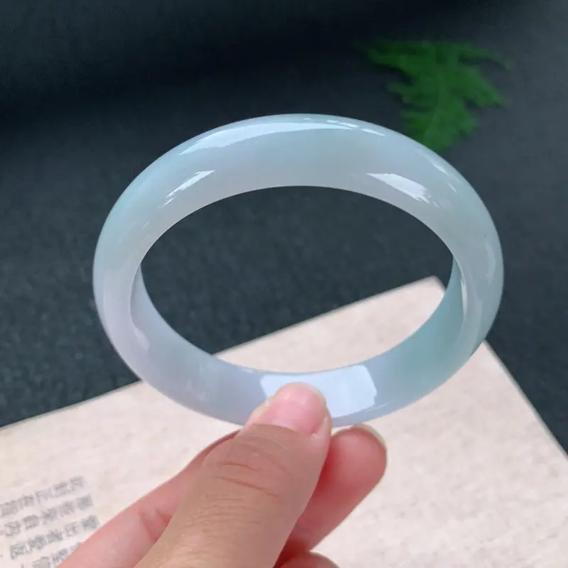 正圈56-57，天然翡翠手镯，正圈玉手镯，浅底色，玉质润，品相清爽优雅，无纹裂，尺寸圈口56.5/13.5/7.2，091546