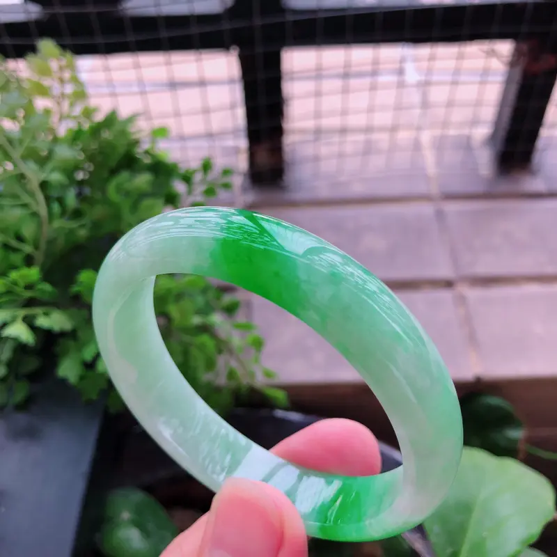 09/16飘绿翡翠正圈手镯
【商品尺寸】内径：56.1mm 宽: 13.1mm 厚: 7mm