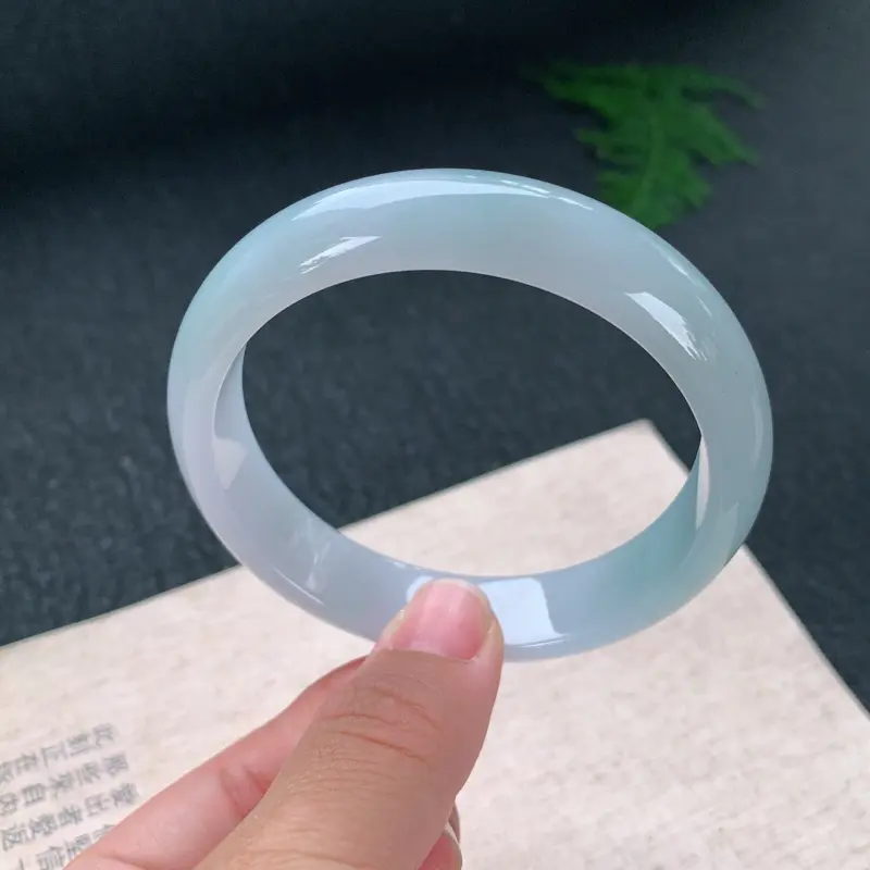 正圈56-57，天然翡翠手镯，正圈玉手镯，浅底色，玉质润，品相清爽优雅，无纹裂，尺寸圈口56.5/13.5/7.2，091546