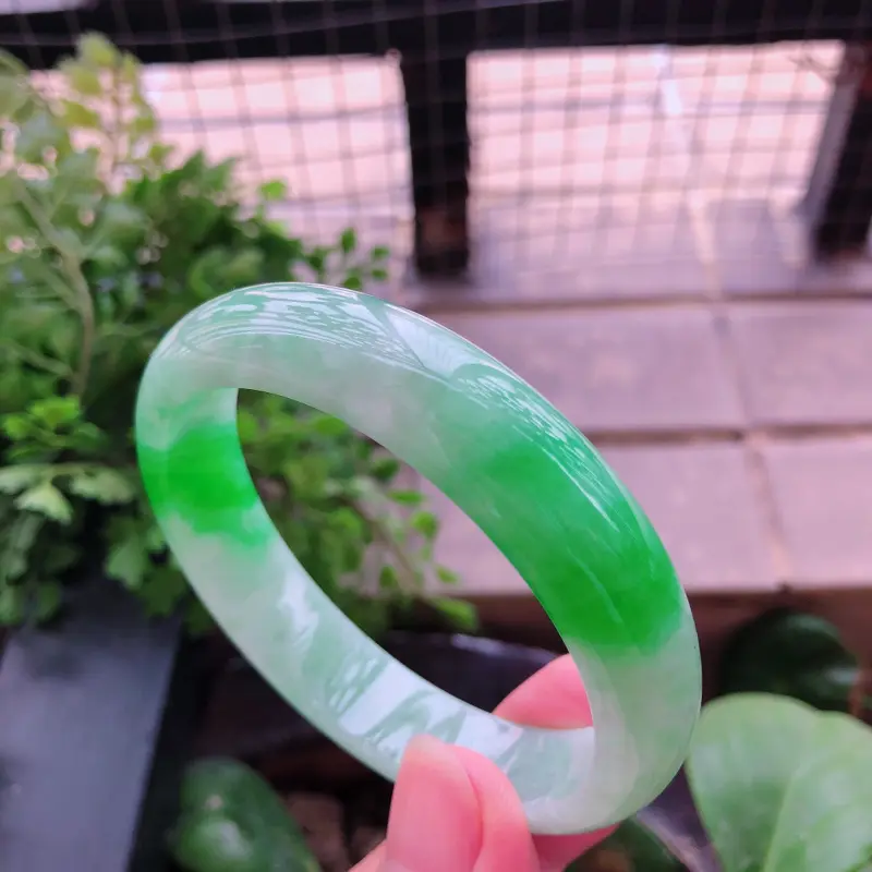 09/16飘绿翡翠正圈手镯
【商品尺寸】内径：56.1mm 宽: 13.1mm 厚: 7mm