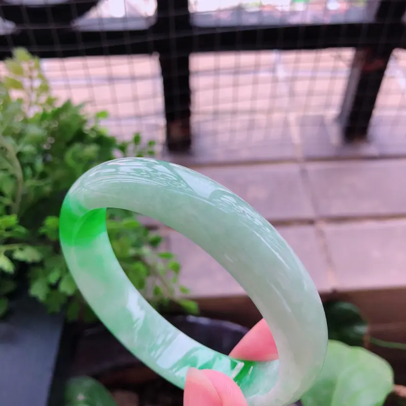 09/16飘绿翡翠正圈手镯
【商品尺寸】内径：56.1mm 宽: 13.1mm 厚: 7mm