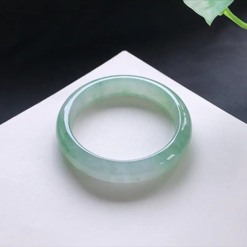 飘花正圈手镯，尺寸：55.8-13-8，细腻水润，干净釉洁，花色飘逸灵动，微纹，瑕不掩瑜，