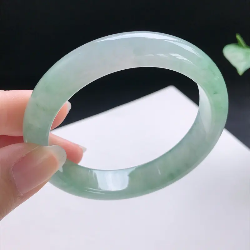 飘花正圈手镯，尺寸：55.8-13-8，细腻水润，干净釉洁，花色飘逸灵动，微纹，瑕不掩瑜，