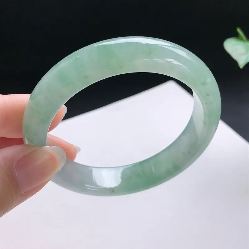 飘花正圈手镯，尺寸：55.8-13-8，细腻水润，干净釉洁，花色飘逸灵动，微纹，瑕不掩瑜，