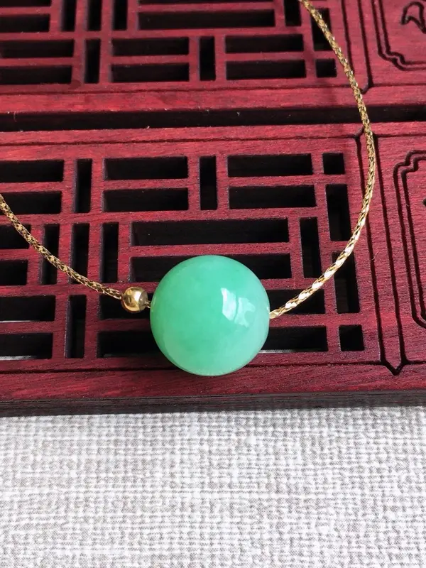 A货翡翠甜绿18k金珠子手链，尺寸12.5mm，重量3.88g