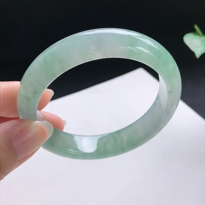 飘花正圈手镯，尺寸：55.8-13-8，细腻水润，干净釉洁，花色飘逸灵动，微纹，瑕不掩瑜，