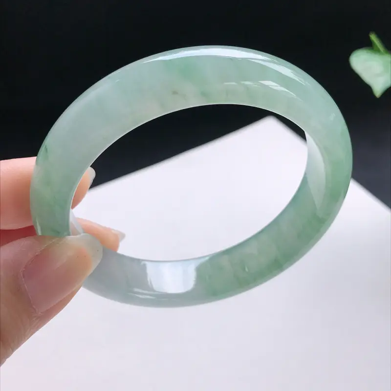 飘花正圈手镯，尺寸：55.8-13-8，细腻水润，干净釉洁，花色飘逸灵动，微纹，瑕不掩瑜，