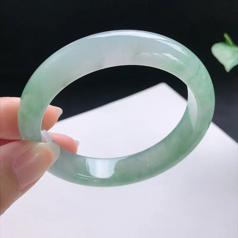 飘花正圈手镯，尺寸：55.8-13-8，细腻水润，干净釉洁，花色飘逸灵动，微纹，瑕不掩瑜，