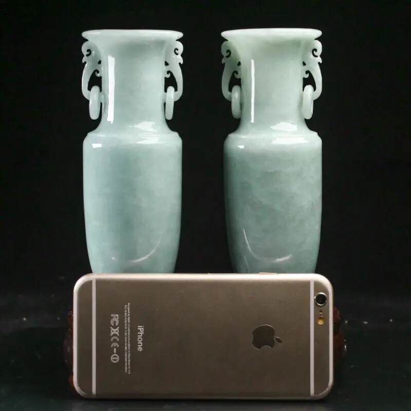 推荐收藏翡翠花瓶摆件一对，造型别致，雕琢细致，玉质莹润，寓意平平安安，取其中一尺寸：158*55.6mm，配送精美底座、礼盒。