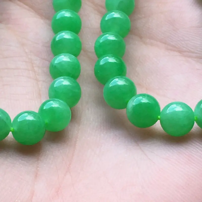 缅甸翡翠满绿圆珠项链，自然光实拍，玉质莹润，佩戴佳品，单颗尺寸大：6.1 mm，单颗尺寸小：5.2 mm，93颗，重34.66克
