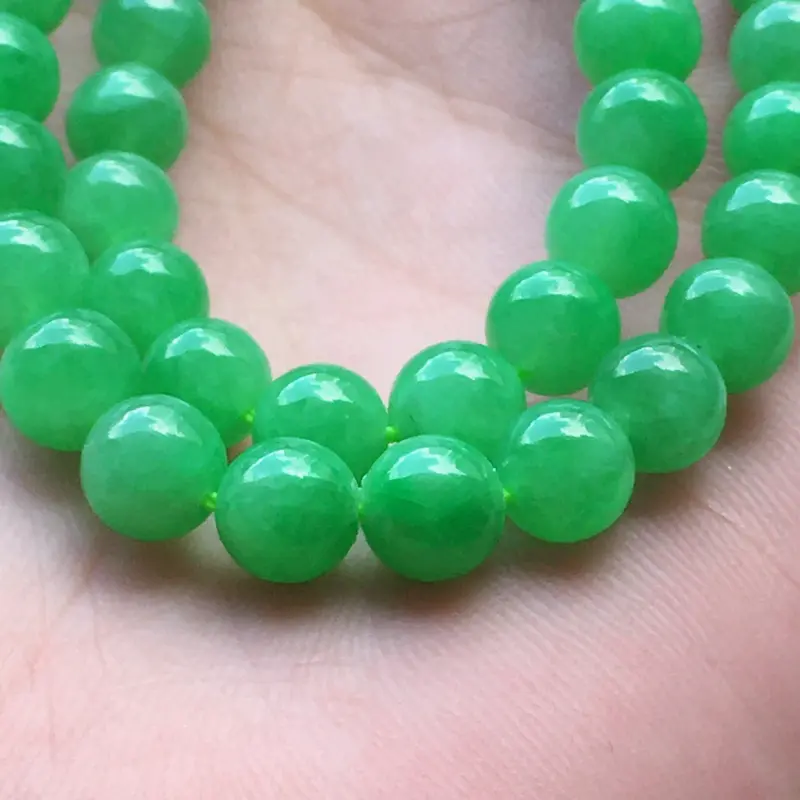 缅甸翡翠满绿圆珠项链，自然光实拍，玉质莹润，佩戴佳品，单颗尺寸大：6.1 mm，单颗尺寸小：5.2 mm，93颗，重34.66克