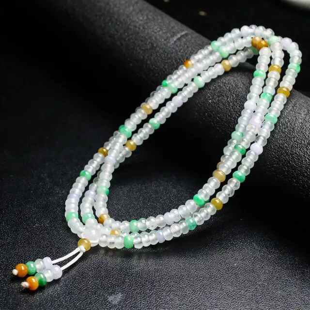 多彩翡翠珠链，共234颗珠子，取其中一颗珠尺寸大约4.7*3.4mm，珠子亮丽秀气，水润光泽，清秀高雅，佩戴效果高贵漂亮。