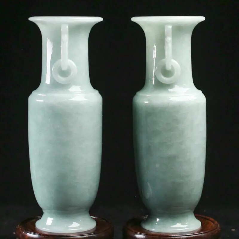 推荐收藏翡翠花瓶摆件一对，造型别致，雕琢细致，玉质莹润，寓意平平安安，取其中一尺寸：158*55.6mm，配送精美底座、礼盒。