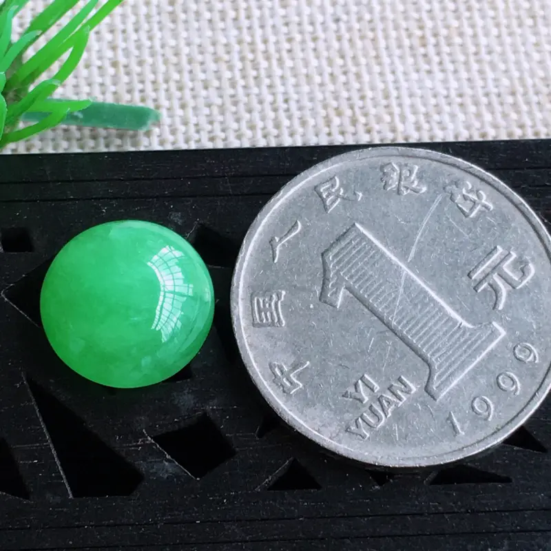 天然缅甸老坑翡翠A货绿色蛋面裸石，可镶嵌戒指，吊坠，锁骨链，种水足，玉质温润，尺寸12.5/6mm，重量1.49