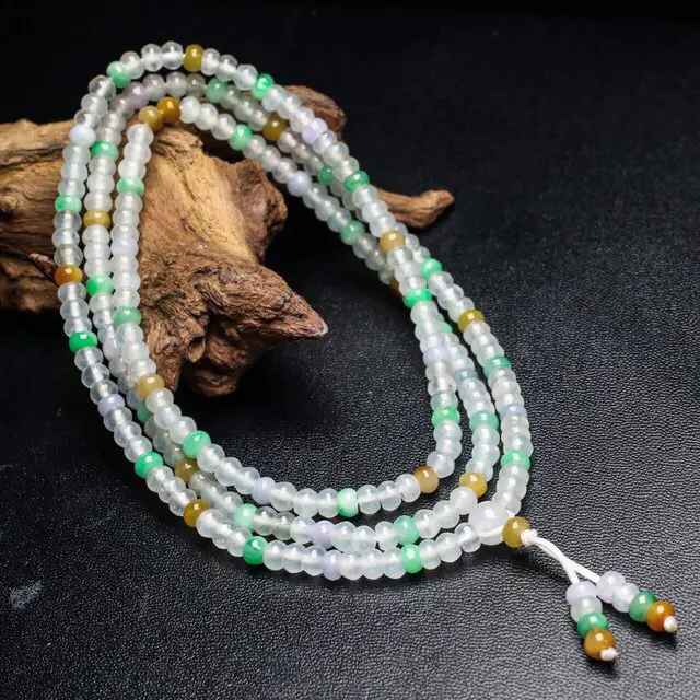 多彩翡翠珠链，共234颗珠子，取其中一颗珠尺寸大约4.7*3.4mm，珠子亮丽秀气，水润光泽，清秀高雅，佩戴效果高贵漂亮。