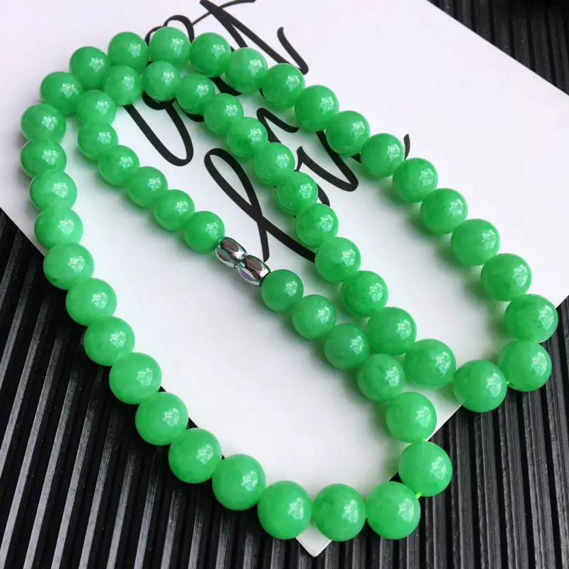 天然翡翠A货糯化种飘阳绿塔珠项链，尺寸:10.7/9.4mm，玉质细腻，颜色鲜艳，上身效果好