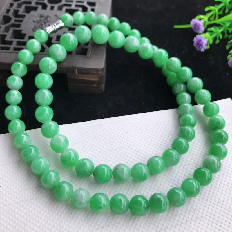 细润满豆绿圆珠塔珠项链，细腻，种水足，色泽鲜艳，出众迷人，尺寸，小7.3，大10，69颗