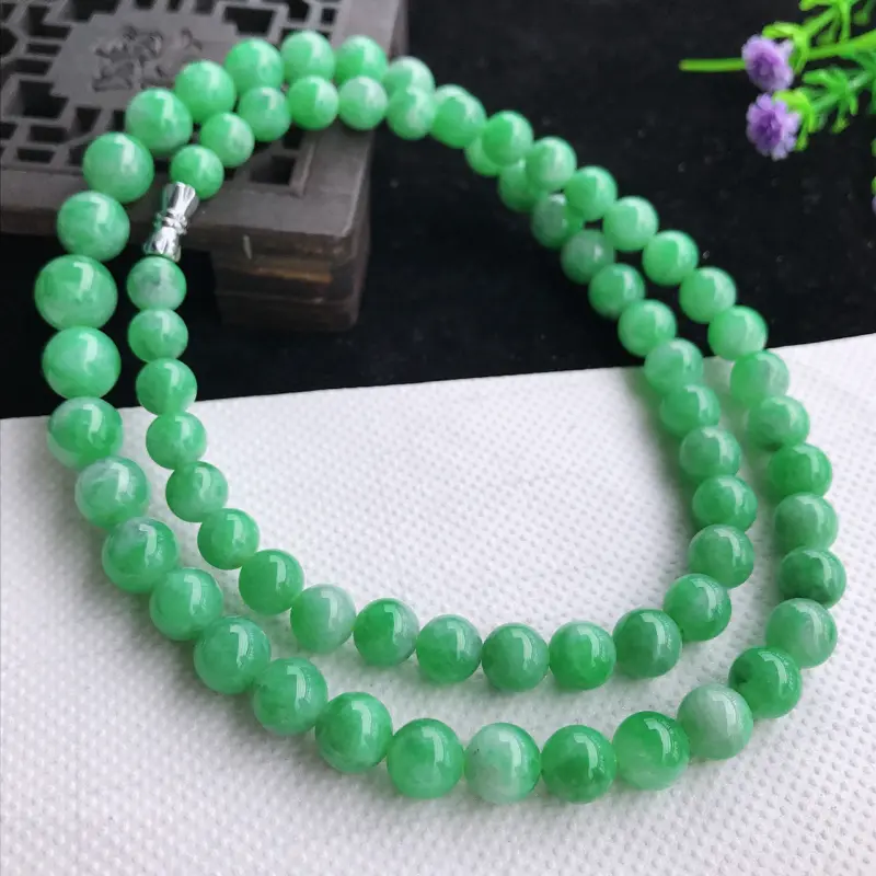 细润满豆绿圆珠塔珠项链，细腻，种水足，色泽鲜艳，出众迷人，尺寸，小7.3，大10，69颗