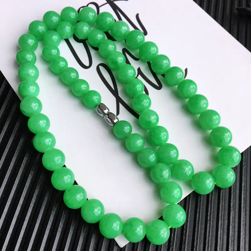 天然翡翠A货糯化种飘阳绿塔珠项链，尺寸:10.7/9.4mm，玉质细腻，颜色鲜艳，上身效果好