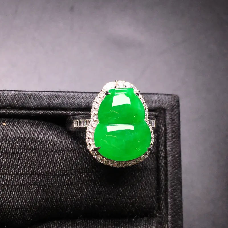 满绿葫芦戒指，18K金镶嵌，无纹无裂，玉质细腻，性价比超高