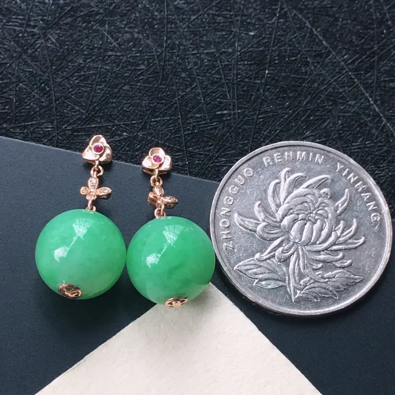 18K金伴钻镶嵌翡翠满绿圆珠耳坠，种水好玉质细腻温润，颜色漂亮。耳坠长：24.8mm