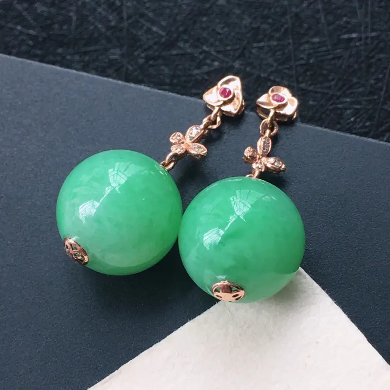 18K金伴钻镶嵌翡翠满绿圆珠耳坠，种水好玉质细腻温润，颜色漂亮。耳坠长：24.8mm